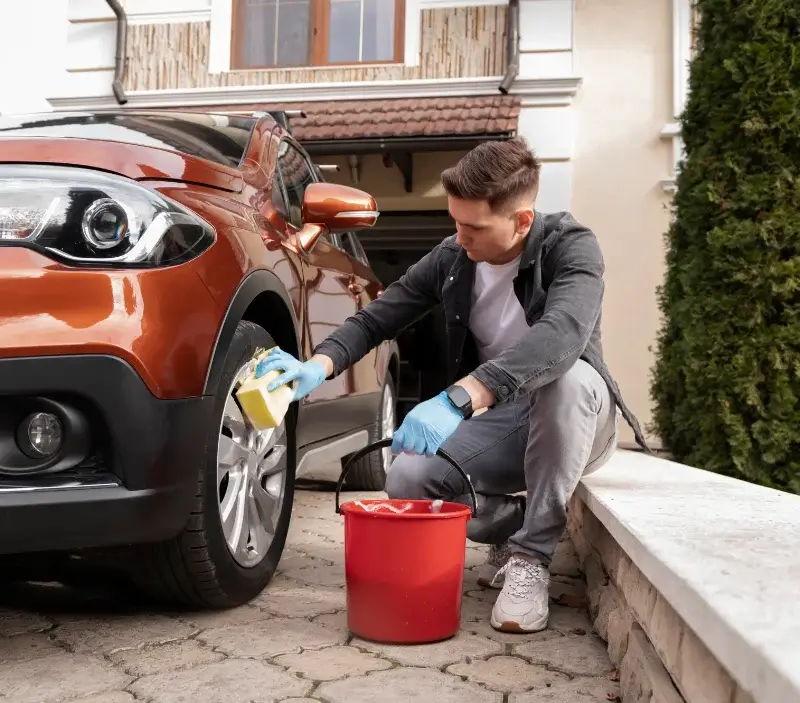 Lavage auto à domicile Poix-de-Picardie : professionnel intervenant sur un véhicule